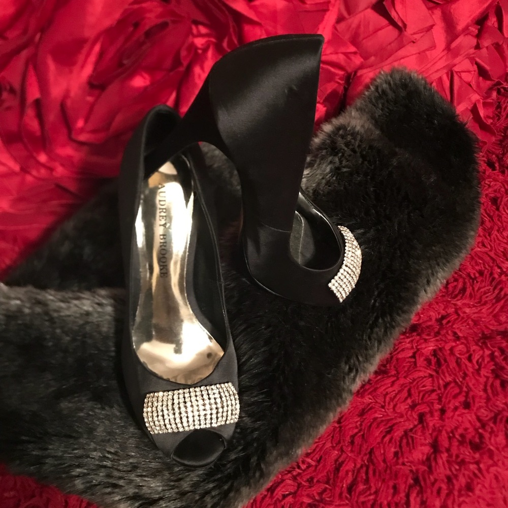 Elegant Black Satin Heel!!!